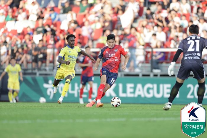 김천 김봉수(사진 오른쪽). 사진=한국프로축구연맹