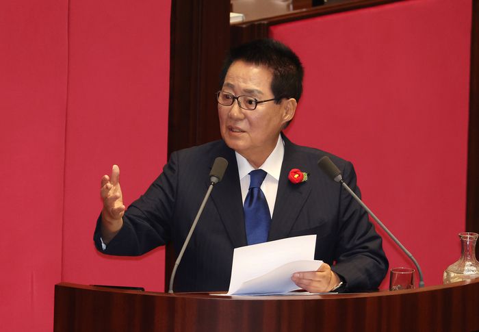 더불어민주당 박지원 의원이 지난 9일 오후 국회에서 열린 본회의에서 한덕수 국무총리에게 정치 분야 대정부 질문을 하고 있다. [사진 출처 = 연합뉴스]