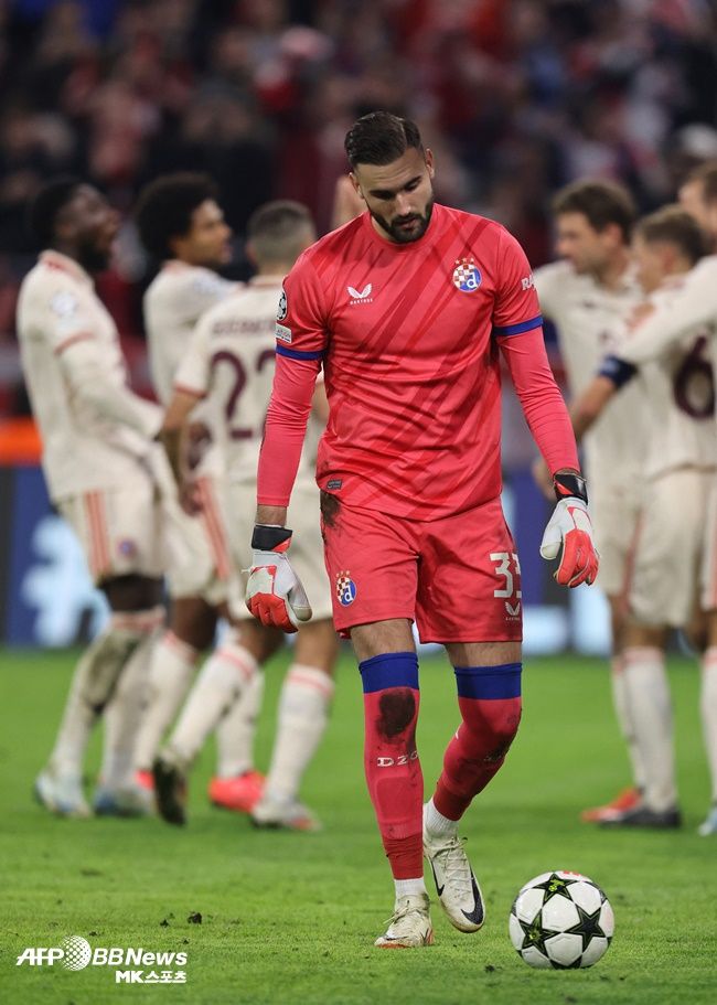 바이에른 뮌헨에게 실점 후 고개를 떨구는 디나모 자그레브의 이반 네베스티치 골키퍼. 사진=ⓒAFPBBNews = News1