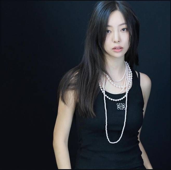 이진이는 블랙 민소매를 착용해 특유의 털털하면서도 세련된 매력을 선보였다.사진=이진이 sns