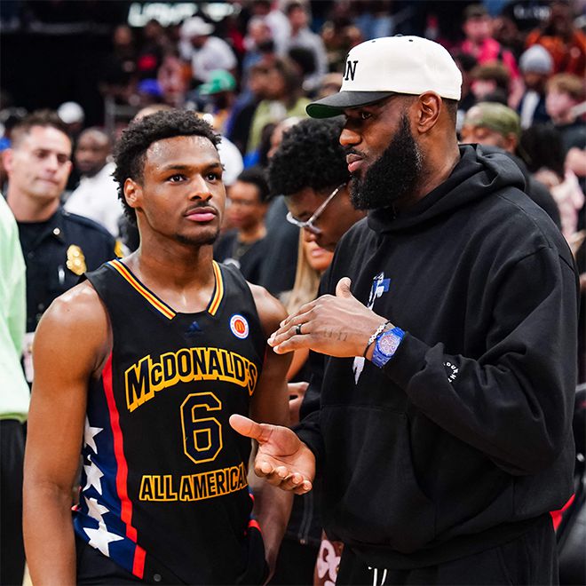 아버지 르브론 제임스(오른쪽)가 2023년 3월 맥도날드 미국 고등학생농구 올스타게임에 참가한 아들 브로니 제임스(6번)를 격려하고 있다. 사진=GETTY IMAGES=연합뉴스 제공
