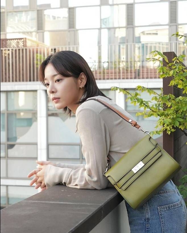 설인아는 녹차색 스퀘어 사첼백을 포인트로 활용해 고급스러우면서도 세련된 스타일을 완성했다.사진=설인아 SNS