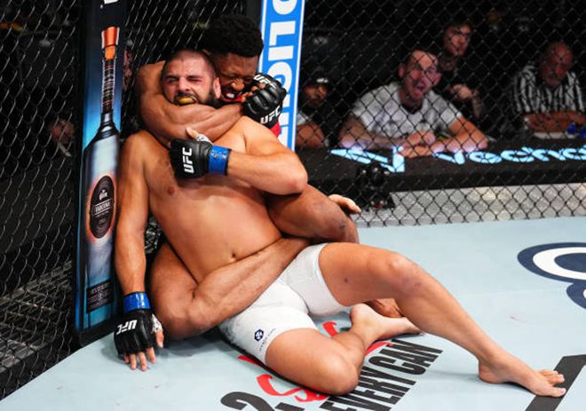 우마르 시가 2024년 5월 UFC on ESPN+ 99에서 맨손조르기를 목이 아닌 턱에 하는 Face Crank 기술로 승리를 거두고 있다. 사진=TKO