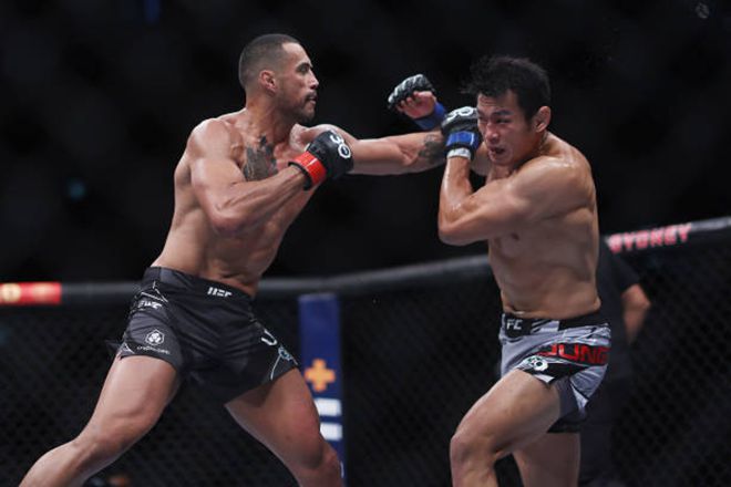 정다운(오른쪽)이 2023년 9월 UFC293에서 카를로스 울버그의 주먹을 피하고 있다. 울버그는 2024년 8월 라이트헤비급 공식랭킹 10위가 됐다. 사진=TKO