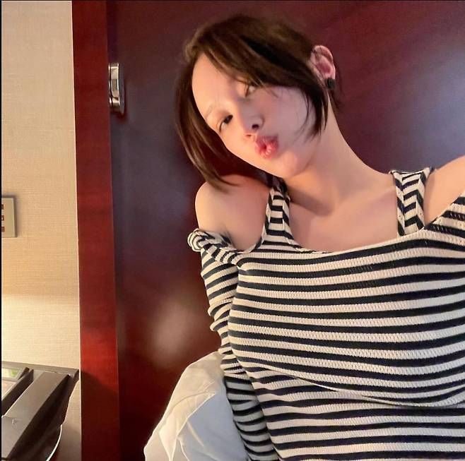 전종서는 블랙 앤 화이트 단가라 티셔츠를 착용해 깔끔하면서도 세련된 분위기를 자아냈다.사진=전종서 SNS