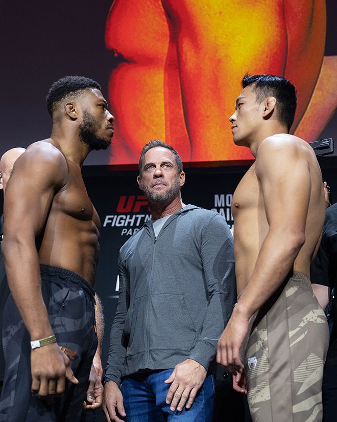 라이트헤비급 비공식 28위 정다운(오른쪽)이 UFC on ESPN+ 101 공개 계체에서 24위 우마르 시와 마주 보고 있다. 사진=TKO