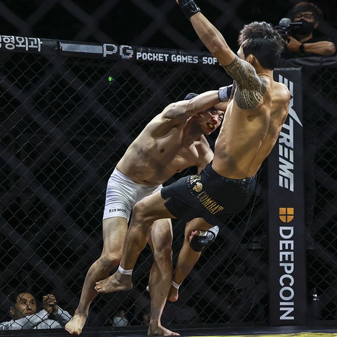 남의철이 블랙컴뱃 12 라이트급 경기에서 특유의 훅을 동반한 테이크다운으로 박어진을 넘어뜨리고 있다. 사진=스포츠앤조이 제공