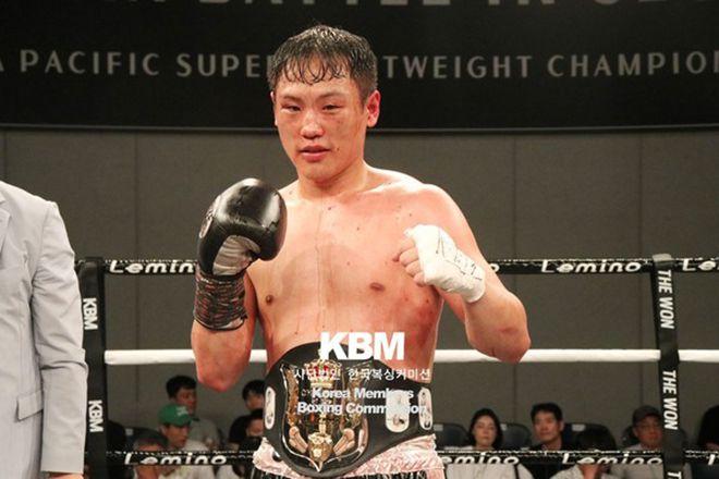양세열이 2024년 6월 KBM 슈퍼웰터급 챔피언 등극 후 기념 촬영을 하고 있다. 사진=사단법인 한국복싱커미션 제공