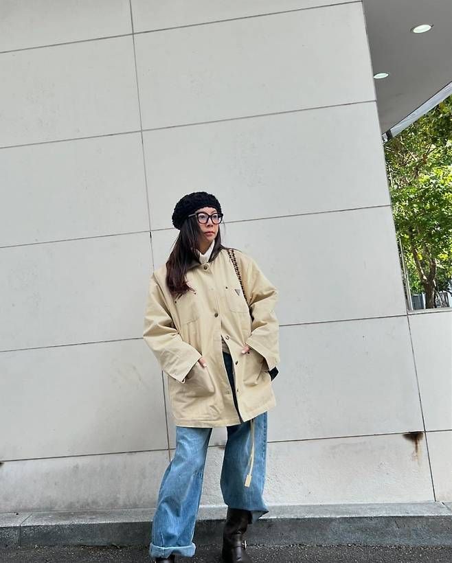 편안함을 중시하면서도 패셔너블한 분위기를 놓치지 않은 황신혜의 감각을 드러냈다.사진=황신혜 SNS