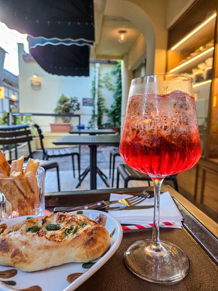 이탈리아 디저트와 빵, 음료를 맛볼 수 있는 ‘아모르 나폴리’ / 사진=서울관광재단