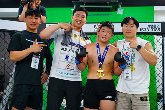 KMMA22에서 페더급 랭킹 1위 한믿음(팀매드김해율하)을 꺾은 ‘중학생파이터’ 김지후(오른쪽에서 두 번째, MMA팩토리진주본관)가 기념 촬영을 하고 있다. 사진=스탠다드앤드프로그레스 스포츠에이전시 제공