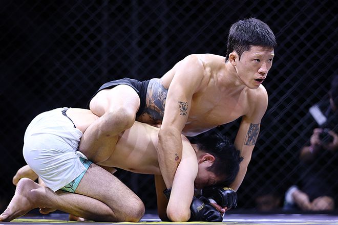 제2대 블랙컴뱃 라이트급 챔피언 이송하가 타이틀 3차 방어전에서 도전자 오하라 주리한테 상위 포지션을 점유하고 있다. 사진=이교덕 격투기 전문기자 제공