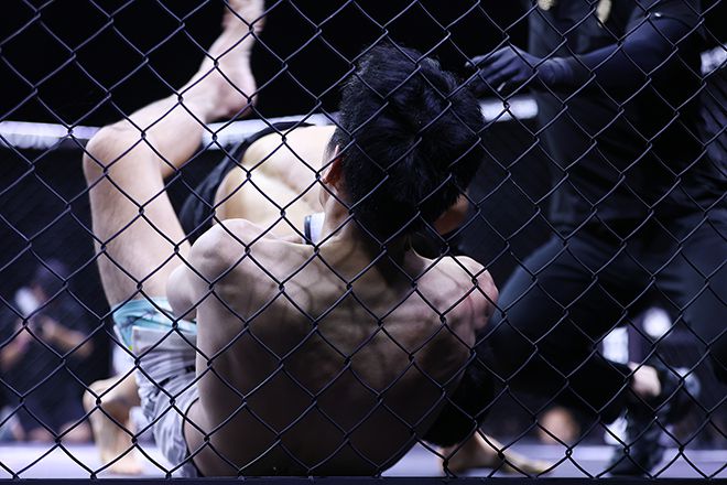 도전자 오하라 주리가 앞맨손조르기로 제2대 블랙컴뱃 라이트급 챔피언 이송하를 제압하고 타이틀 3차 방어를 저지하고 있다. 사진=이교덕 격투기 전문기자 제공