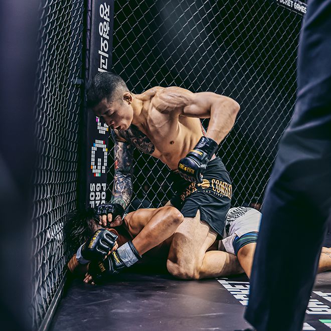 김재웅이 블랙컴뱃 12 코-메인이벤트에서 백 마운트를 타고 박성준을 그라운드 앤드 파운드로 공격하고 있다. 사진=이데아 파라곤 제공