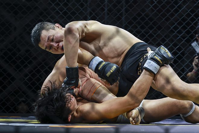 블랙컴뱃 웰터급 3위 김율이 진태호를 그라운드 앤드 파운드로 공격하고 있다. 사진=스포츠앤조이 제공