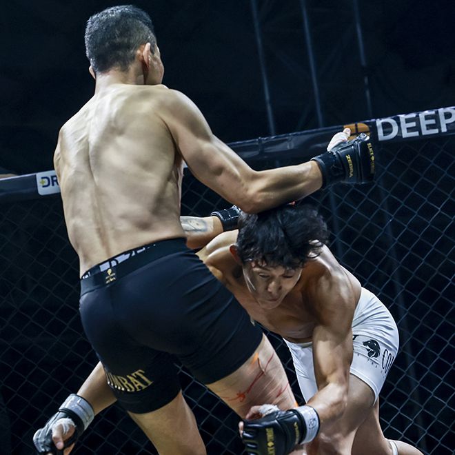 진태호가 블랙컴뱃 12 웰터급 경기에서 김율을 넘어뜨리고 있다. 사진=스포츠앤조이 제공