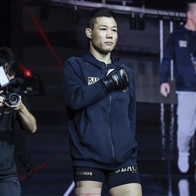 김율이 블랙컴뱃 12 웰터급 출전을 위해 입장하고 있다. 사진=스포츠앤조이 제공