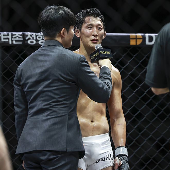 진태호가 블랙컴뱃 12 승리 인터뷰를 하고 있다. 대회 결과가 반영된 공식랭킹에서 웰터급 2위가 됐다. 사진=스포츠앤조이 제공