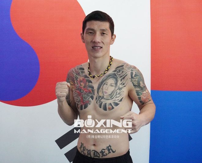 멘겐초오시 난딘예르데네가 2024년 1월 KBM 미들급 챔피언결정전 계체 통과 후 기념 촬영을 하고 있다. 사진=사단법인 한국복싱커미션 제공