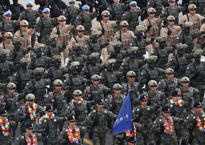 건군 제76주년 국군의 날 시가행진이 열린 지난 1일 서울 중구 세종대로에서 특전사 장병들이 광화문 방향으로 행진하고 있다. 사진은 기사 내용과 직접적인 관련 없음. [사진 출처 = 연합뉴스]