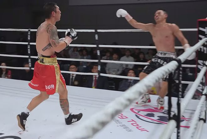 도전자 멘겐초오시 난딘예르데네(왼쪽)가 KBM 슈퍼웰터급 챔피언 양세열을 비틀거리게 만든 왼손 공격 적중 후 바로 달려가지 않고 천천히 거리만 좁히고 있다. 사진=더원 프로모션 영상 화면