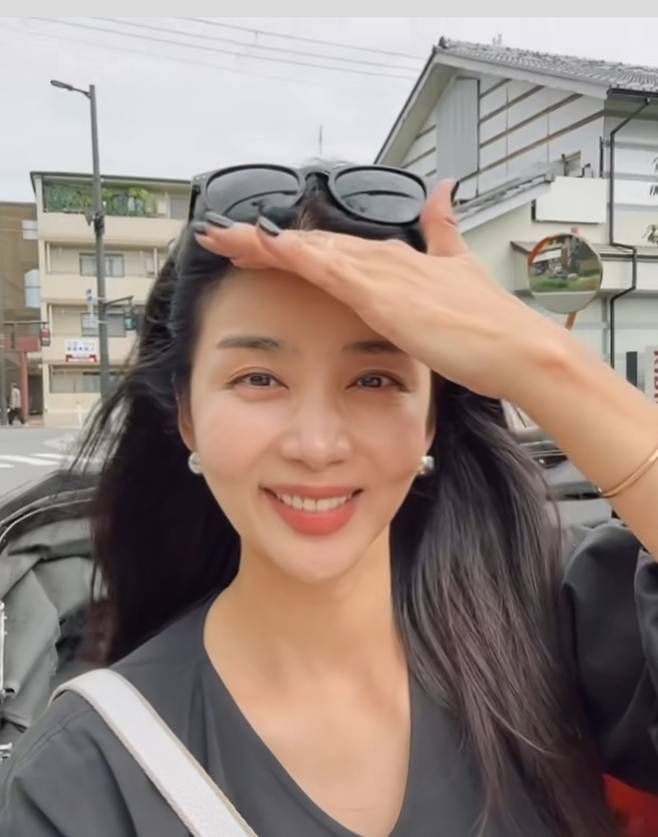 박솔미는 가을 분위기를 물씬 풍기며 청순하면서도 세련된 블랙 드레스를 입고 있는 모습이 돋보인다.사진=박솔미 SNS