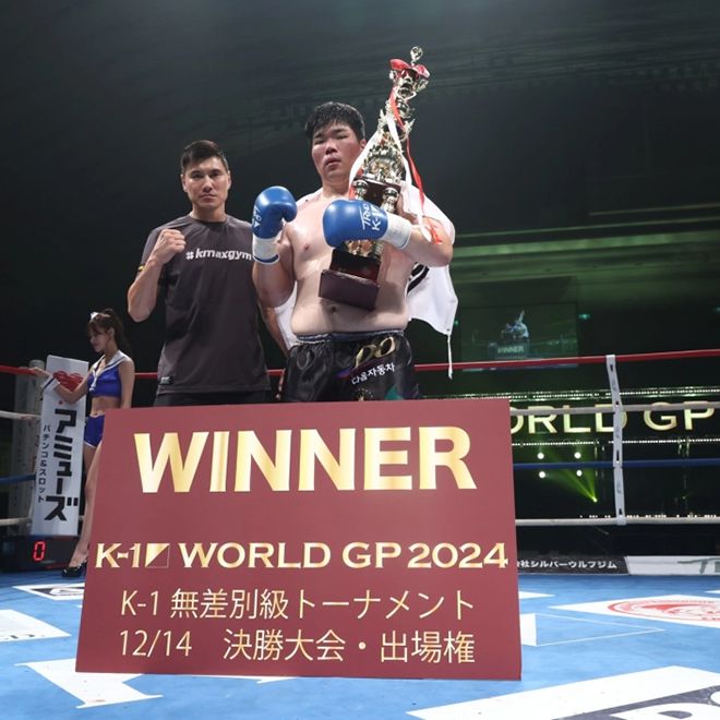 권장원(오른쪽)이 2024 K-1 월드그랑프리 무차별급 8강 토너먼트 출전권 획득 기념 촬영을 하고 있다. 사진=M-1 Sports Media