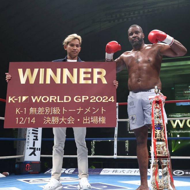 에롤 지메르만(오른쪽)이 2024 K-1 월드그랑프리 8강 토너먼트 참가 자격 획득 기념 촬영을 하고 있다. 사진=M-1 Sports Media