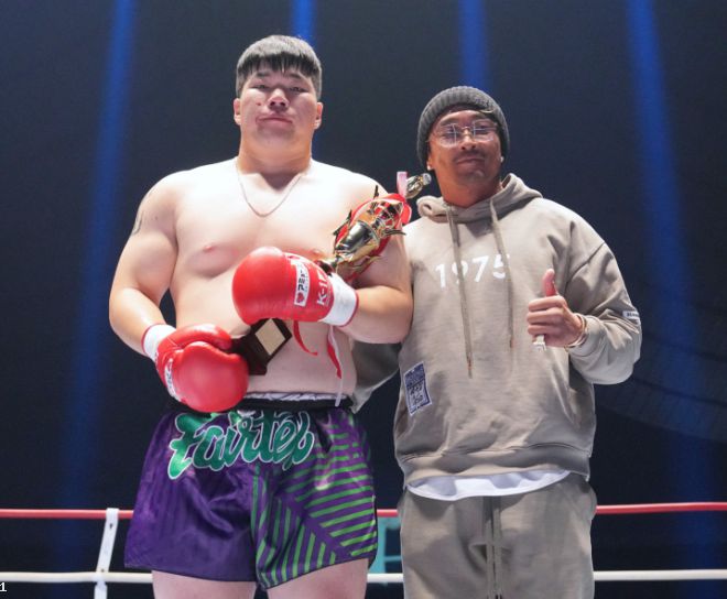 권장원(왼쪽)이 2024년 3월 K-1 데뷔전 승리 후 추성훈과 기념 촬영을 하고 있다. 사진=M-1 Sports Media