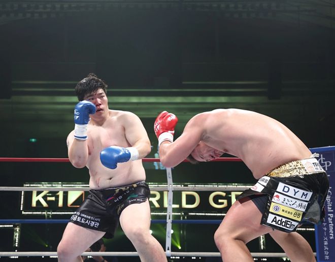 권장원(왼쪽)이 2024 K-1 월드그랑프리 아시아 예선에서 펀치 기회를 보고 있다. 사진=M-1 Sports Media
