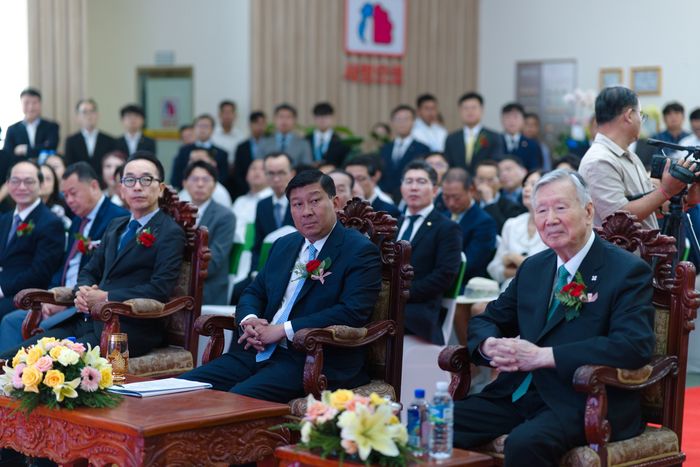 이중근 부영그룹 회장(앞줄 오른쪽)이 지난 8일 캄보디아 프놈펜에서 사이 쌈알 캄보디아 부총리(앞줄 가운데) 등 참석자들과 ‘부영타운’ 준공식을 열고 있다. 부영