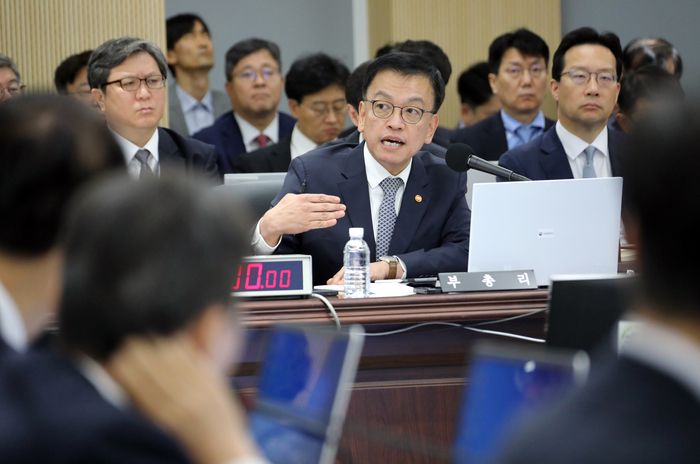 최상목 부총리 겸 기획재정부 장관이 10일 오전 정부세종청사에서 열린 국회 기획재정위 국정감사에서 위원들의 질의에 답하고 있다. 2024.10.10 [사진 = 연합뉴스]