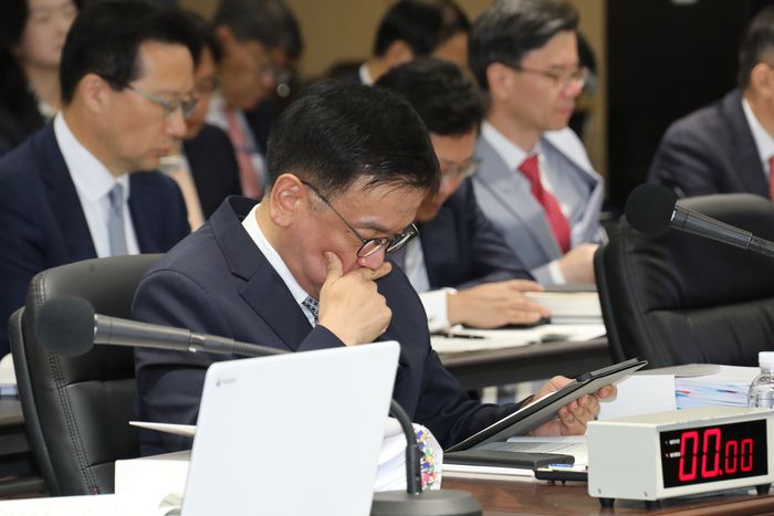 최상목 경제부총리 겸 기획재정부 장관이 10일 오전 정부세종청사에서 열린 국회 기획재정위 국정감사에서 자료를 살펴보고 있다. 2024.10.10 [사진 = 연합뉴스]
