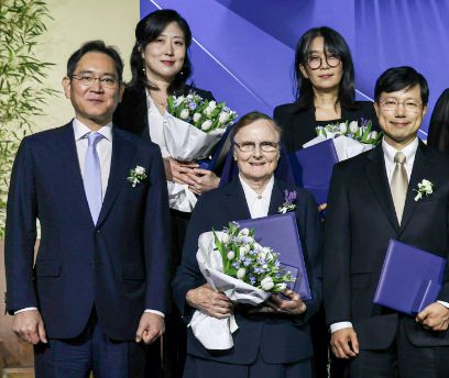 지난 5월 31일 열린 2024 삼성호암상 시상식 기념 촬영 모습. 앞줄 왼쪽부터 이재용 삼성전자 회장, 사회 봉사상 제라딘 라이언 아일랜드 성골롬반외방선교수녀회 수녀, 의학상 피터 박 하버드의대 교수. 뒷줄 왼쪽부터 공학상 이수인 워싱턴대 교수, 예술상 한강 소설가. [사진출처 = 호암재단]