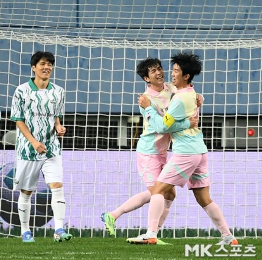 이번 자선 경기는 치열한 접전 끝에 FC서울의 기성용이 이끄는 ‘팀 기성용’이 4-3으로 승리를 거뒀다. 사진=천정환 기자