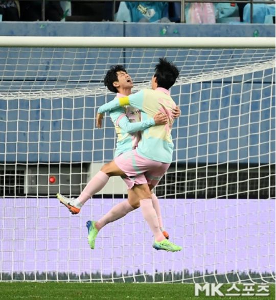 이번 경기의 의미 있는 취지와 더불어, 화려한 선수들의 활약이 더해져 많은 이들의 가슴을 뜨겁게 만들었다.사진=천정환 기자