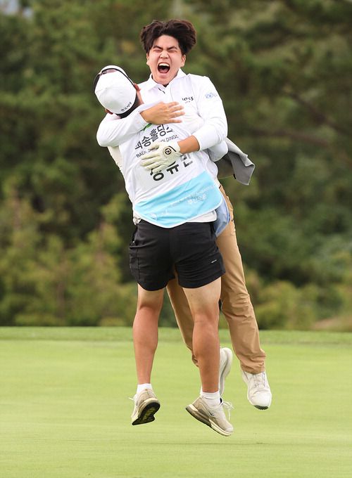 장유빈이 13일 열린 백송홀딩스-아시아드CC 부산오픈 최종일 연장 1차전에서 우승을 확정 짓는 버디를 성공시킨 뒤 캐디와 환호하고 있다.  KPGA