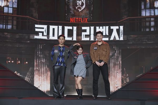 14일 오전 서울 중구 동대문 브이스페이스에서 넷플릭스 예능 ‘코미디 리벤지’ 제작발표회가 진행됐다. 이날 자리에는 권해봄 PD와 박현석 PD를 비롯해 이경규, 박나래, 이용진, 황제성, 김경욱, 이상준, 신기루, 곽범, 이창호, 이선민, 조훈, 신규진, 이재율, 엄지윤, 박세미, 김지유, 송하빈이 참석했다. / 사진 = 넷플릭스