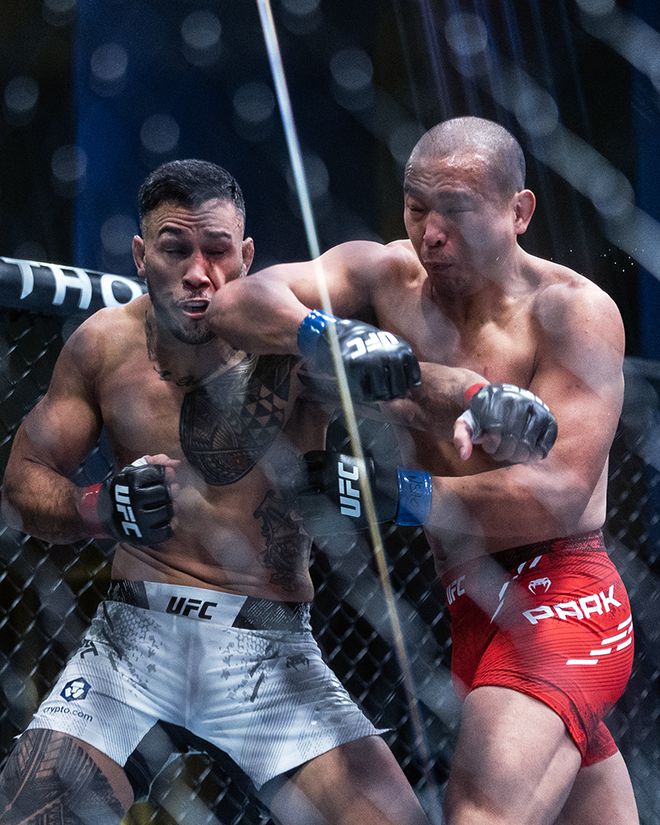 박준용(오른쪽)이 UFC on ESPN+ 102 코-메인이벤트 경기에서 팔꿈치로 브래드 터배리스를 때리고 있다. 사진=TKO