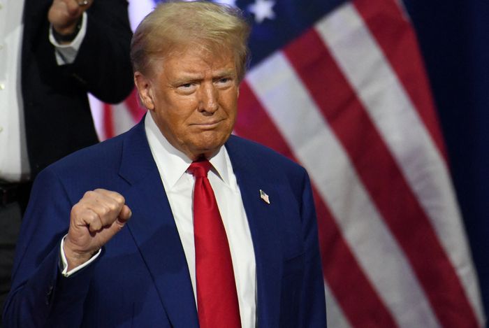 미국 공화당 대선 후보인 도널드 트럼프 전 대통령이 14일(현지시간) 펜실베이니아주 오크스에서 열린 타운홀 미팅에서 주먹을 쥐어보이고 있다. 2024.10.15 [사진 = 로이터 연합뉴스]