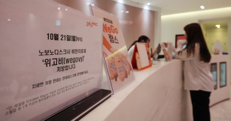 위고비 처방 문의 폭주 화제의 비만 치료제 '위고비'가 국내에 출시된 첫날인 15일 비만클리닉과 내과, 성형외과 등에 처방 문의가 쇄도했다. 이날 서울 한 비만클리닉에 오는 21일부터 위고비 처방이 가능하다는 안내문이 놓여 있다.  이충우 기자