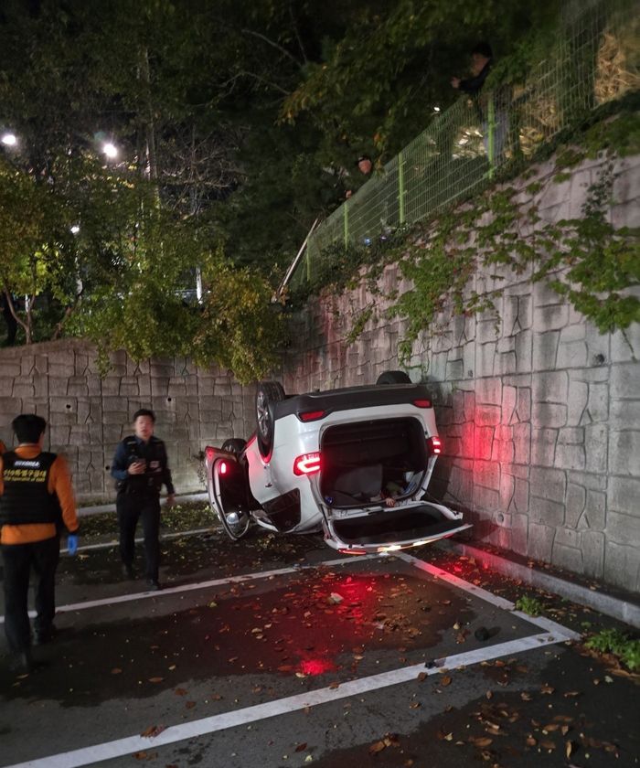 울산경찰청 지상 주차장으로 떨어진 차량 <자료=울산경찰청>