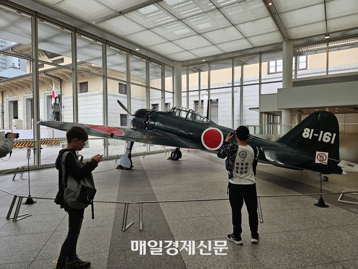 17일 도쿄 야스쿠니신사 내 유슈칸에 전시된 태평양전쟁 당시 활동했던 제로센 전투기 [도쿄 이승훈 특파원]