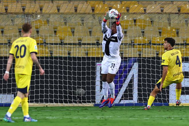 스즈키 자이온은 2024-25 세리에A 90분당 골키퍼 공중볼 획득 1위다. 파르마 홈경기 칼리아리전 플레이. 사진=Getty Images=연합뉴스 제공