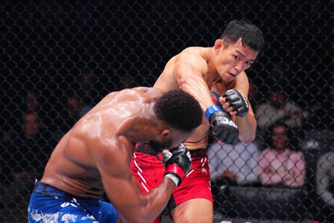 정다운(오른쪽)이 UFC on ESPN+ 101에서 공격하고 있다. 사진=TKO