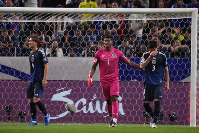 스즈키 자이온(1번)이 제23회 국제축구연맹 월드컵 아시아 예선 출전 6경기 만에 골키퍼 본인 탓이 아닌 동료 자책골로 첫 실점을 했는데도 실수를 저지른 다니구치 쇼고(3번)를 위로해 주고 있다. 사진=Getty Images=연합뉴스 제공