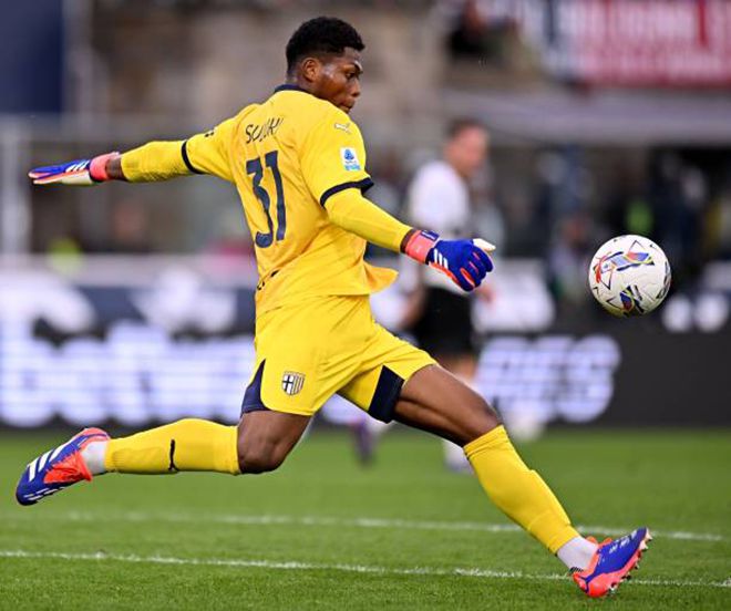 스즈키 자이온은 2024-25 세리에A 90분 평균 골키퍼 통계에서 전진패스, 파이널서드 진입 패스, 스루패스 1위다. 파르마 볼로냐전 킥 모습. 사진=Getty Images=연합뉴스 제공