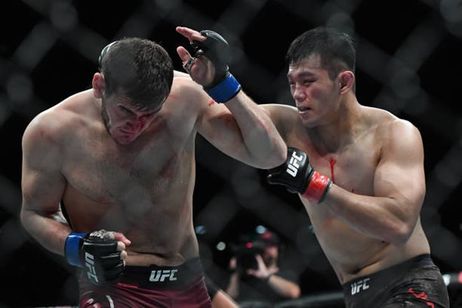 정다운(오른쪽)이 2019년 8월 UFC on ESPN+ 15에서 하디스 바시로비치 이브라기모프를 공격하고 있다. 사진=Getty Images=연합뉴스 제공