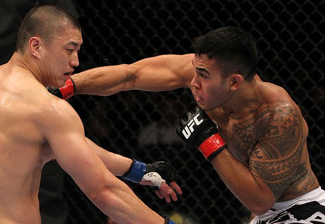 양동이(왼쪽), 브래드 터배리스 UFC on Fuel TV 3 경기 모습. 사진=Getty Images=연합뉴스 제공