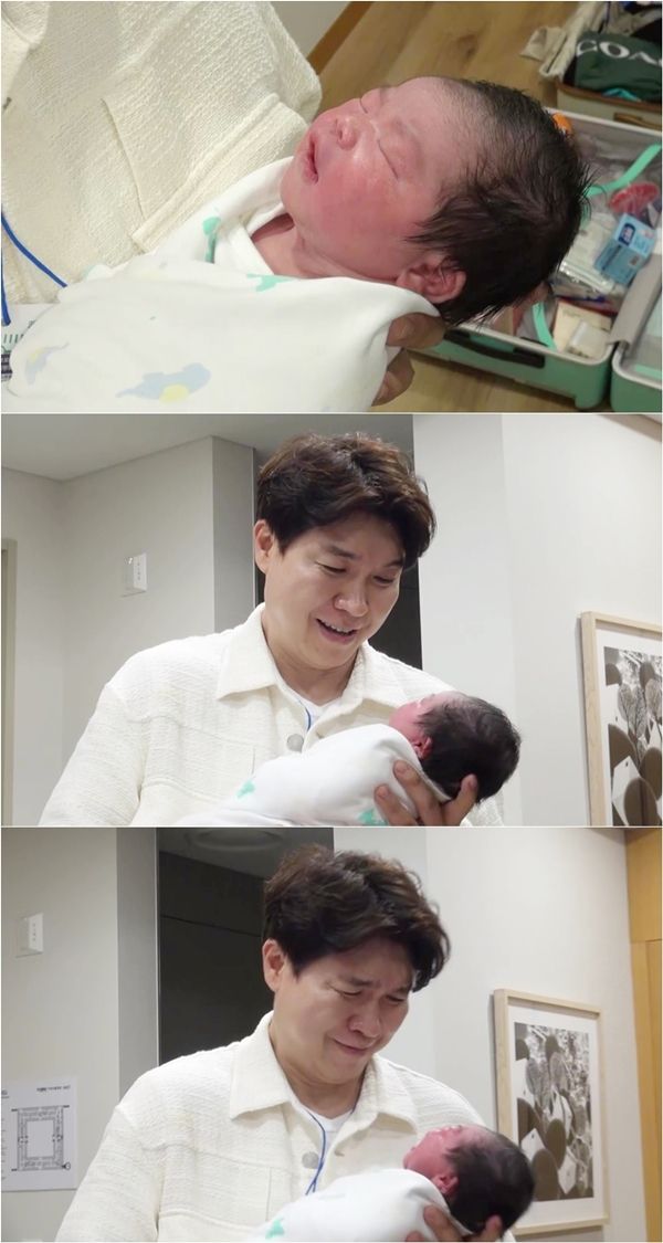 최근 14일, 득녀 소식을 알리며 아빠가 된 박수홍이 KBS2 ‘슈퍼맨이 돌아왔다’에서 그토록 기다리던 딸 전복이와 첫 만남에 오열한다.